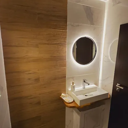 Urban Retreat - Center Apartment *
